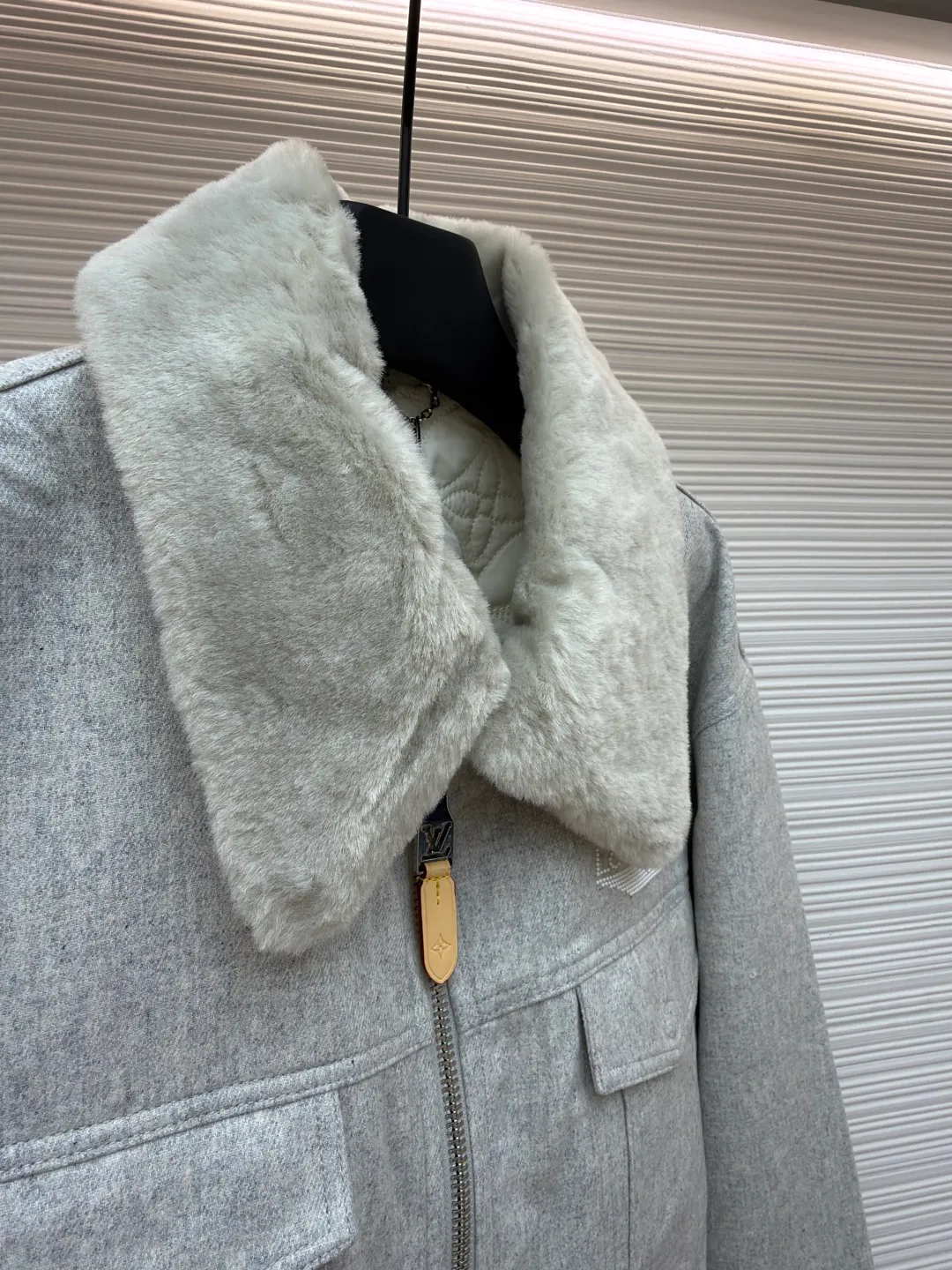 LOUIS VUITTON SKI ski series fur collar jacket ●Original version: purchased and developed by 46969 ●Item number: 1681175-D60 ●Fabric: cashmere lamb fabric ●Technology: high temperature pressing ●Color: gray ●Version: fitted version ●Weight: about 1340 grams ●Size: 46-48-50-52 ●Description: Woolen fabric made of 100% pure wool custom-dyed with floral gray yarn. The fur collar is made of real lamb fur, which is silky and skin-friendly. The diamond-embroidered pearl logo on the chest is pressed with heavy industry and high temperature. The leather tag on the back is real calfskin, artificially hand-stitched, and a customized No. 5 leather rope zipper. The overall routing is straight and delicate, the fabric is comfortable and soft, the color is consistent and there is no color difference, it can be matched with the same style to create a fashionable look, and can be used in various occasions, customized accessories, complete with three standards, the same style for men and women!